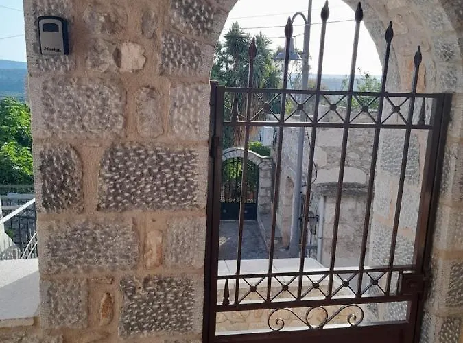 Stonehouse In Mani Penisula